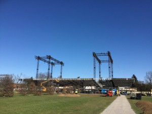 Il palco in costruzione al parco di Monza