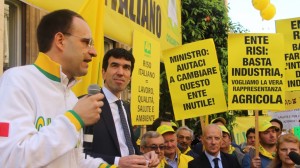 Moncalvo e il ministro Martina durante la manifestazione a Roma